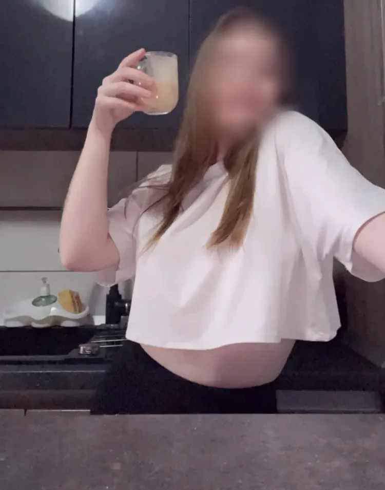 Mia, 27
